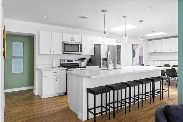 Réfrigérateur, micro-ondes, four, plaque de cuisson