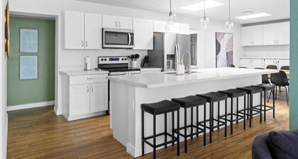 Poolside Paradise • Big Backyard • Arcade • Mural • Near ASU & Airport