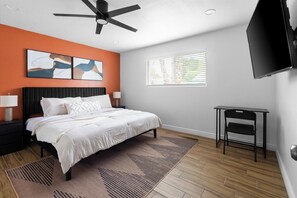 8 bedrooms, desk, iron/ironing board, free WiFi - Poolside Paradise • Big Backyard • Arcade • Mural • Near ASU & Airport (Mesa)