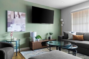 Smart TV, video games - Poolside Paradise • Big Backyard • Arcade • Mural • Near ASU & Airport (Mesa)