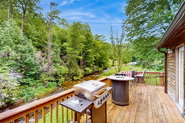 Outdoor dining - Beautiful dog-friendly river view cabin with mountain views and private fire-pit (Topton)