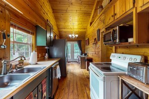 Fridge, microwave, oven, stovetop - Beautiful dog-friendly river view cabin with mountain views and private fire-pit (Topton)