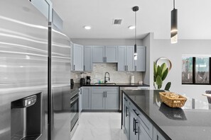 Frigorífico, microondas, placa de cocina y utensilios de cocina