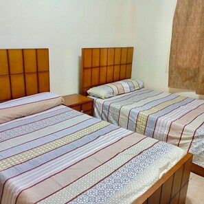 3 habitaciones y tabla de planchar con plancha