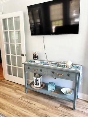 50" TV - Sandy Beach Cottage sleeps 8. Lots of golf courses near by. (Ocean Isle Beach)
