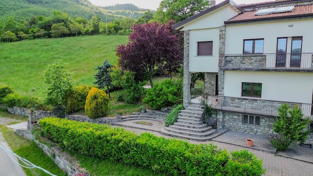 A two-story house with a stone facade, a small front garden, and a paved driveway. - Ca di Borra - Bio Garden & Stunning Views (Badia Tedalda)