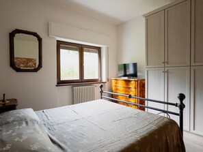 1 slaapkamer, een bureau, wifi, beddengoed