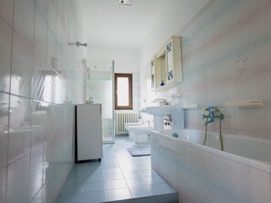 Een haardroger, handdoeken