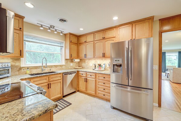 Fridge, microwave, stovetop, dishwasher
