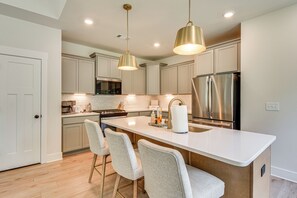 Fridge, microwave, stovetop, dishwasher - 5 Mi to Memorial Stadium & Beach: Modern Townhome (Central)
