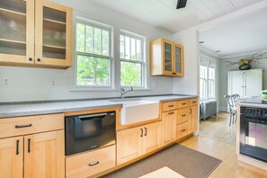 Réfrigérateur, micro-ondes, plaque de cuisson, lave-vaisselle