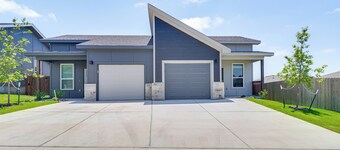 2 Mi to Dtwn Dining! Pet-Friendly Temple Townhome