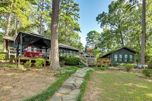 Property grounds - Secluded Lake Hamilton Access: Hot Springs Home (Hot Springs)