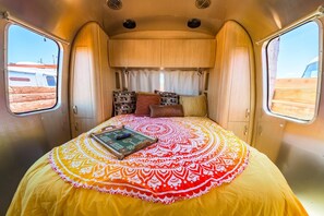 1 bedroom - Airstream w/ Private Hot Tub (Unit D) - 3 Person Airstream with Private Hot Tub (Williams)