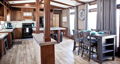 COZY CANTON GETAWAY 3 Bedroom/2 Bath Near Canton Lake With Extra Parking!