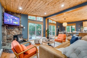 Smart TV, table football, computer monitors - Outdoor Movie Theater Hot Tub Fire Pit Game Room Cabin 2 miles from Bryce Resort (Basye)