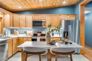 Fridge, microwave, oven, stovetop - Outdoor Movie Theater Hot Tub Fire Pit Game Room Cabin 2 miles from Bryce Resort (Basye)