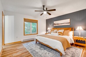 4 bedrooms, desk, iron/ironing board, travel cot