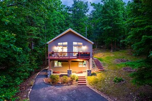 Exterior - Outdoor Movie Theater Hot Tub Fire Pit Game Room Cabin 2 miles from Bryce Resort (Basye)