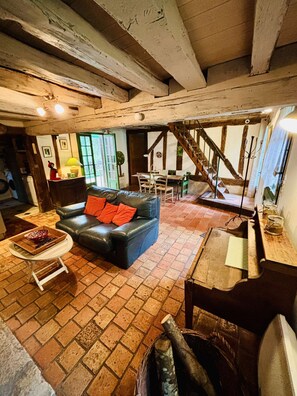 Télévision, cheminée, livres