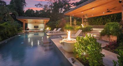 Playa Grande Luxury 5-bedroom estate with expansive saltwater pool/Golf Cart