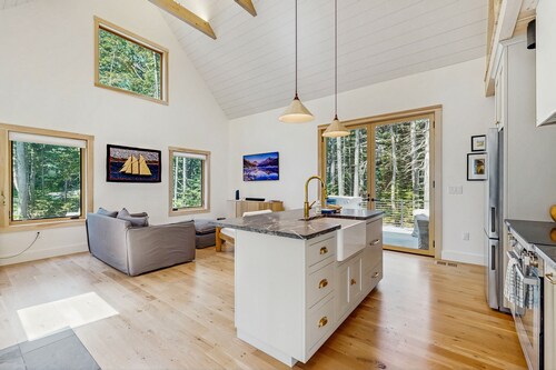 Charming New Home with Hot Tub, Spacious Deck, Gas Grill, WiFi, and Washer/Dryer