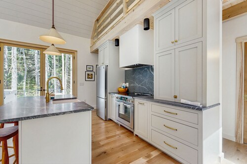 Charming New Home with Hot Tub, Spacious Deck, Gas Grill, WiFi, and Washer/Dryer