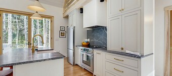 Charming New Home with Hot Tub, Spacious Deck, Gas Grill, WiFi, and Washer/Dryer