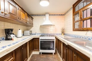 Fridge, microwave, oven, coffee/tea maker