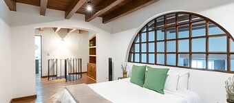 House in the Heart of the Historic Center | 907 + Parking