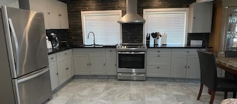 Trendy Trent River Retreat Lake House @Trent River