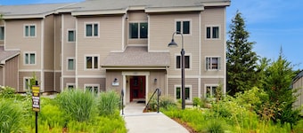 Ski-in/ski-out condo w/ balcony, mountain and valley views, pool, fireplace