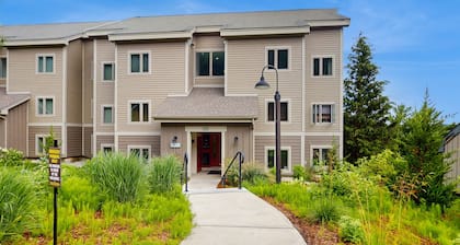 Ski-in/ski-out condo w/ balcony, mountain and valley views, pool, fireplace