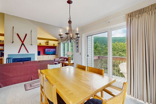 Ski-in/ski-out condo w/ balcony, mountain and valley views, pool, fireplace
