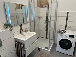 Suihku, hiustenkuivaaja, saippua, vessapaperi