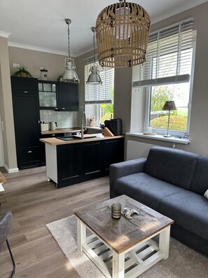 Smart TV - Cozy Hamptons-style vacation apartment with large terrace (Fehmarn)