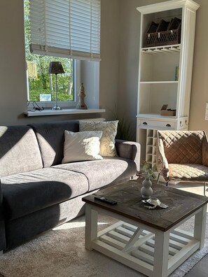 Smart TV - Cozy Hamptons-style vacation apartment with large terrace (Fehmarn)