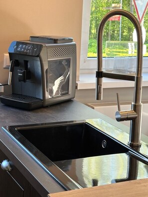 Een oven, een vaatwasser