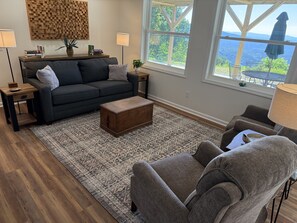 Televisie, een open haard en boeken