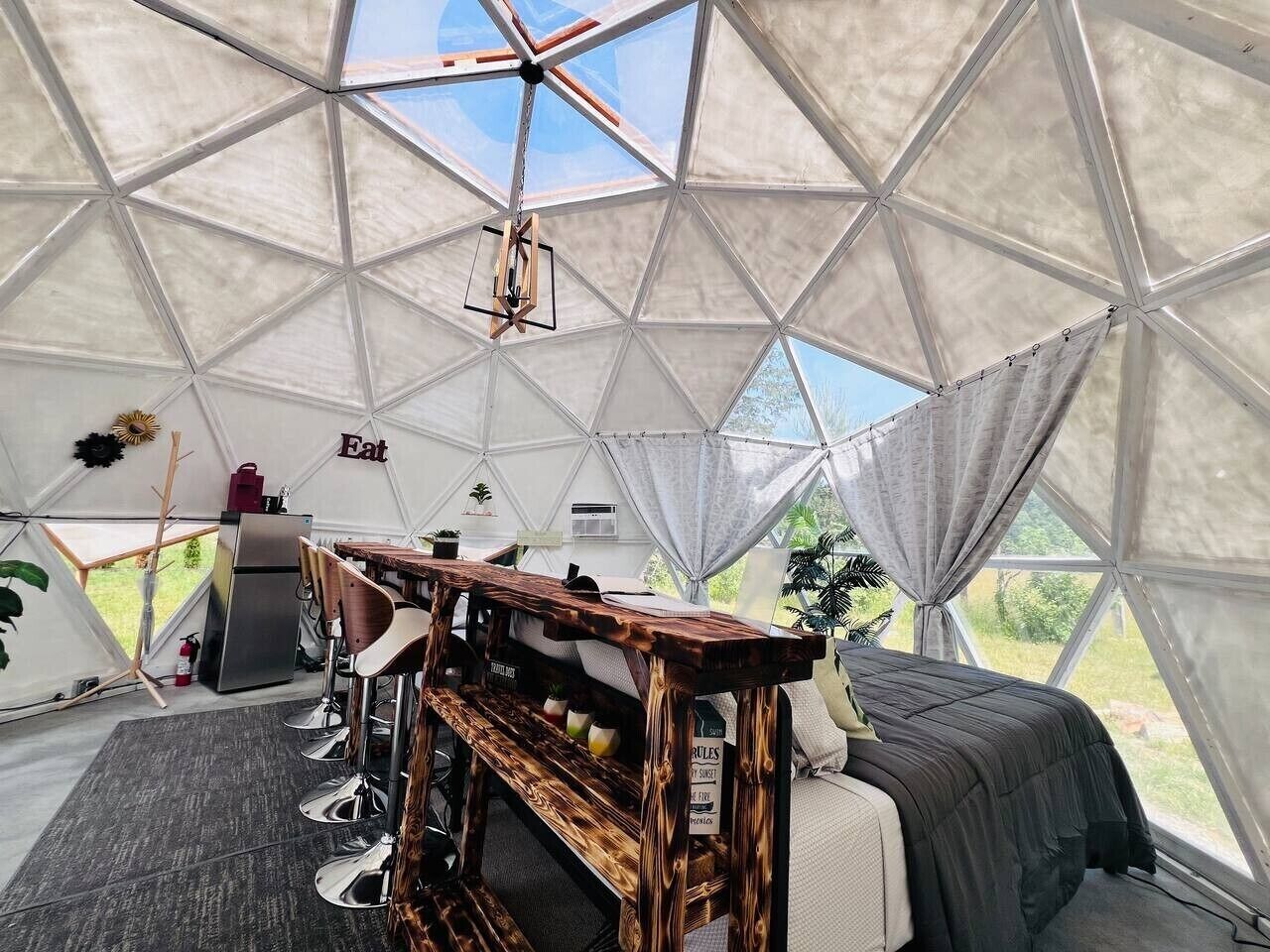 Desk, WiFi, bed sheets