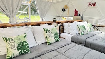 Een bureau, wifi, beddengoed