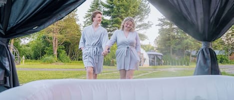 Outdoor spa tub