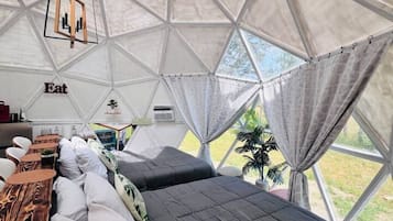 Een bureau, wifi, beddengoed