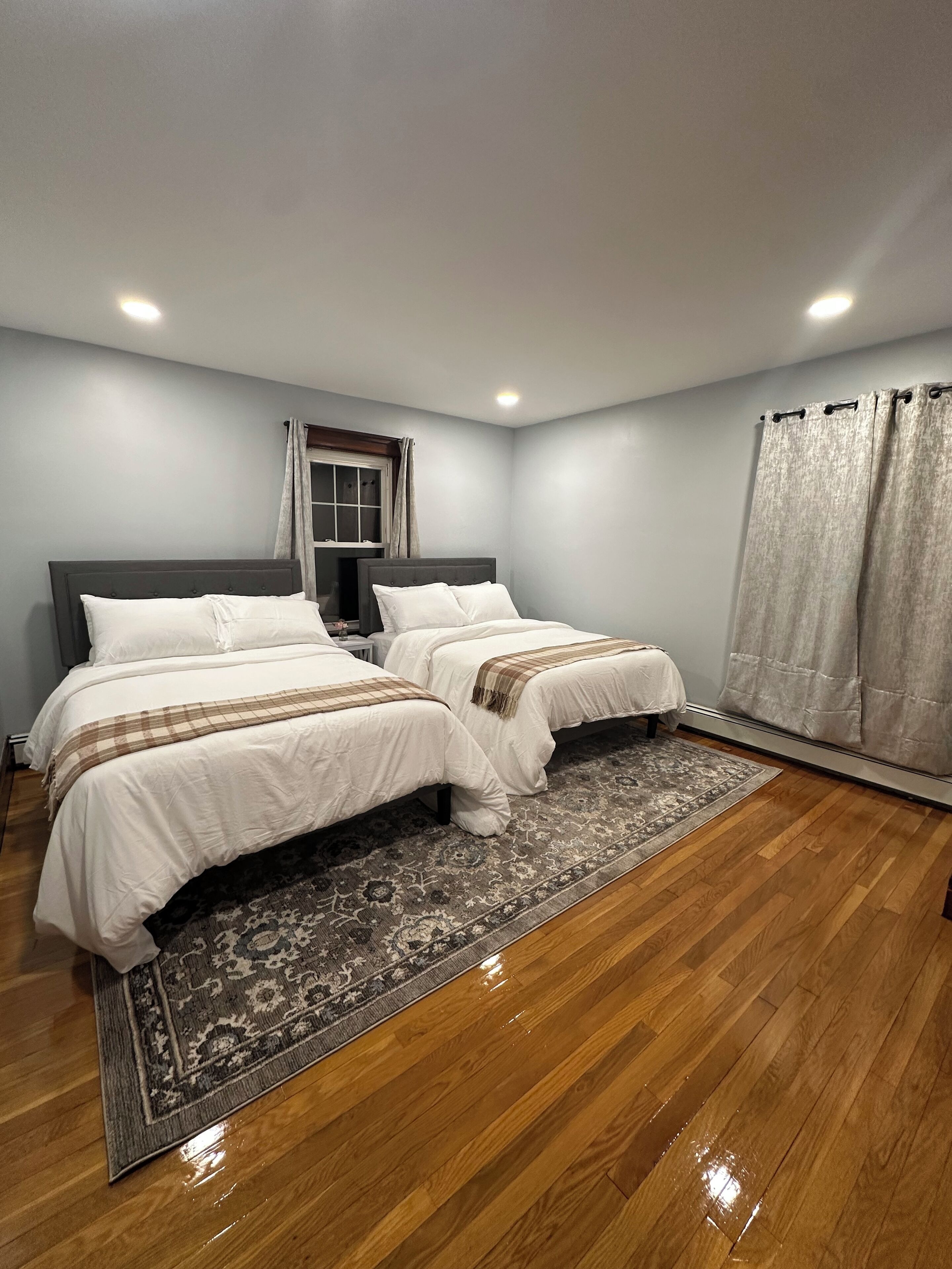 4 makuuhuonetta, silitysrauta/-lauta, ilmainen Wi-Fi, vuodevaatteet