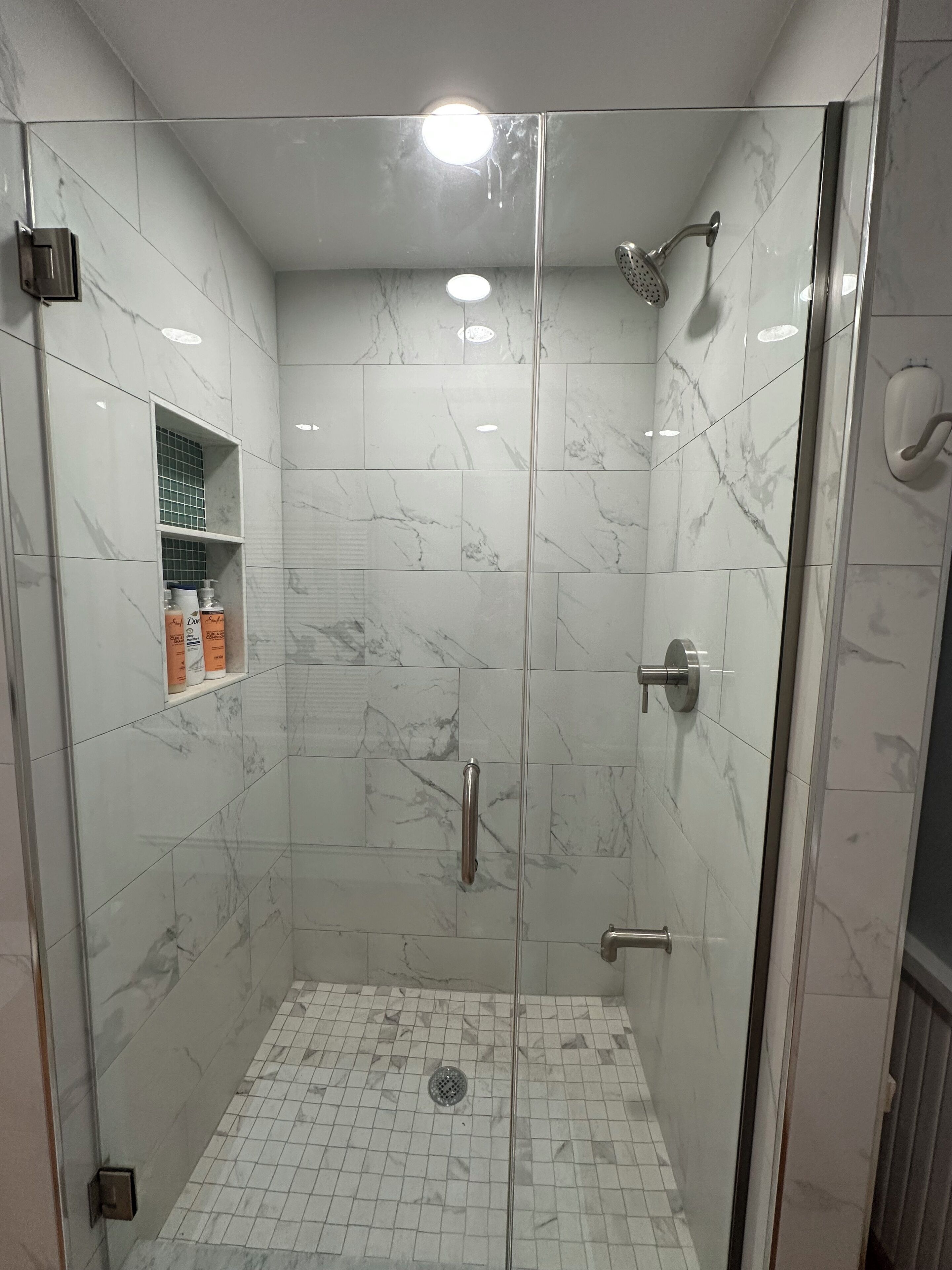 Een douche, een haardroger, handdoeken, zeep