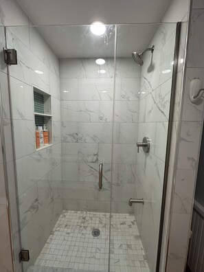 Doccia, asciugacapelli, asciugamani, sapone