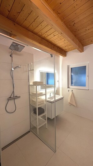 Douche, sĂšche-cheveux, serviettes fournies, savon