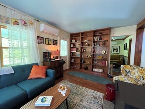 Cheminée, livres, chaîne hi-fi