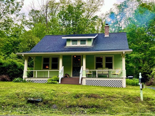 "Mid-Century-Precious" Cozy cottage in Catskills. Close to 3 Ski Mtns-EV Charge.