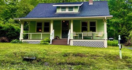 "Mid-Century-Precious" Cozy cottage in Catskills. Close to 3 Ski Mtns-EV Charge.